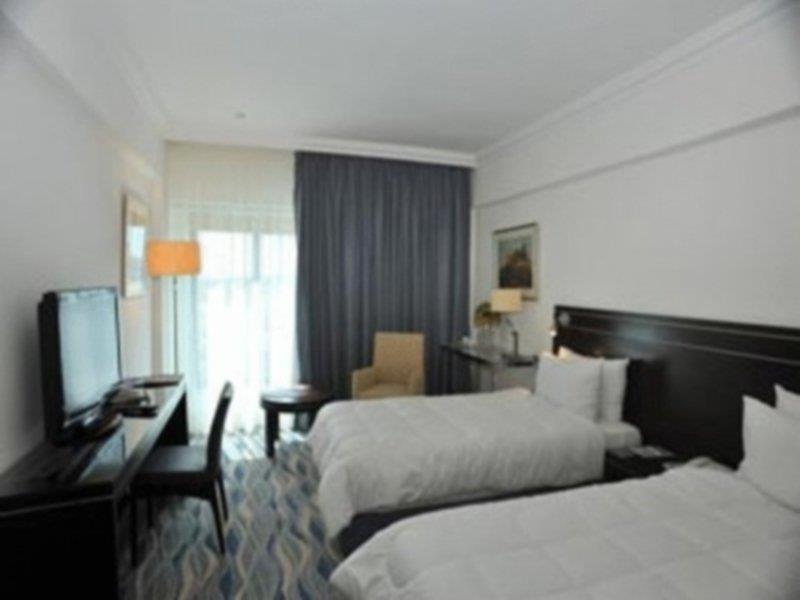 Ramada Hotel & Suites Amman Rom bilde